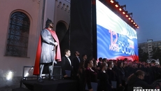 Впечатляющее представление ждало новосибирцев на территории Троице-Владимирского собора — светомузыкальное действо «Александр Невский». Фото: Алексей Танюшин