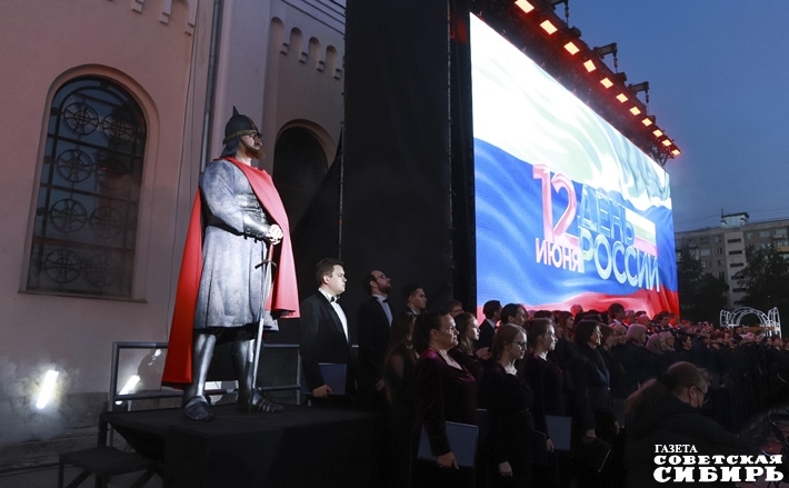 Впечатляющее представление ждало новосибирцев на территории Троице-Владимирского собора — светомузыкальное действо «Александр Невский». Фото: Алексей Танюшин