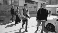 Подростки участвуют в соцопросах, собирая данные. По их отзывам, это работа интересная. Фото: Алексей Танюшин