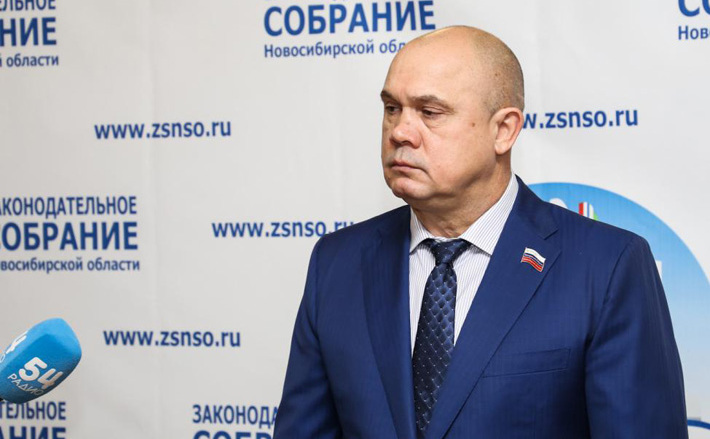 Председатель комитета по социальной политике, здравоохранению, охране труда и занятости населения Игорь Гришунин. Фото с сайта zsnso.ru