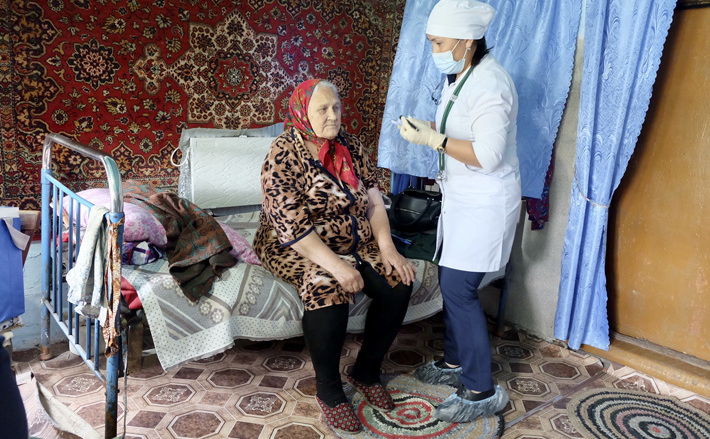 Жителям отдаленных сел гораздо удобнее вакцинироваться на дому, а не ездить в райцентр. Фото: nso.ru