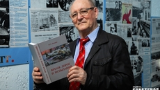 М. С. Бакшин с книгой «Время дорог и испытаний», прочитав которую каждый может прикоснуться к духу патриотизма, заложенному поколением военных лет. Фото: Алексей Танюшин