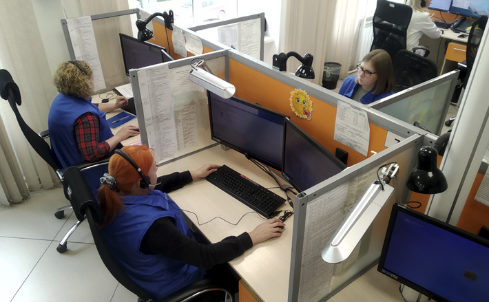 По номеру 112 работает горячая линия по COVID-19, а по номеру 124 — запись на прием к врачу или вакцинацию. Фото Никиты Саруханяна