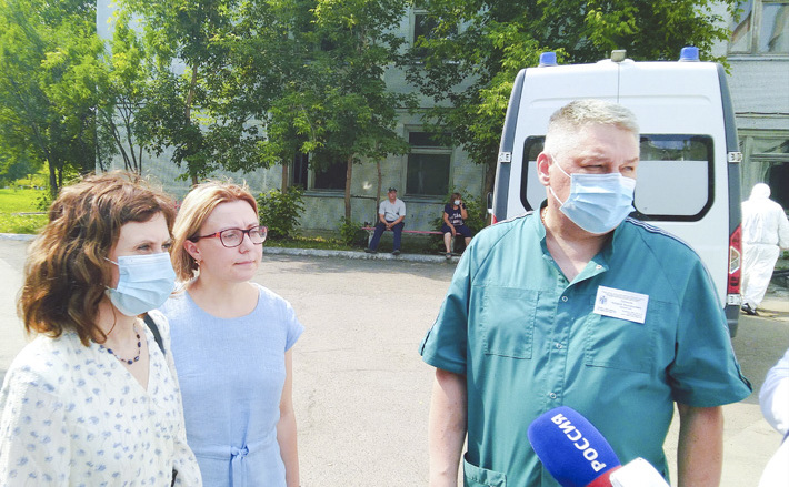 Главный врач ГБУЗ НСО «ГБ № 4» (справа) Андрей Денисов и замминистра здравоохранения Елена Аксенова (в центре) рассказали журналистам о готовности больниц к сложившейся эпидемиологической ситуации. / Фото: Аркадий Забелин