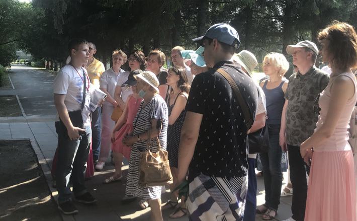 Об истории самого главного мемориального комплекса области старшему поколению с воодушевлением рассказывает девятиклассник Миша. / Фото: Никита Кузнецов