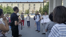 Экскурсоводы Евгений Дубровин и Антон Гашенко провели всех желающих по экспериментальному маршруту будущей «Линии авангарда Ново-Сибирска». / Фото: Полина Кичигина