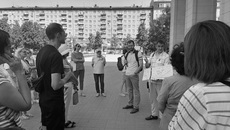 Экскурсоводы Евгений Дубровин и Антон Гашенко провели всех желающих по экспериментальному маршруту будущей «Линии авангарда Ново-Сибирска». / Фото: Полина Кичигина