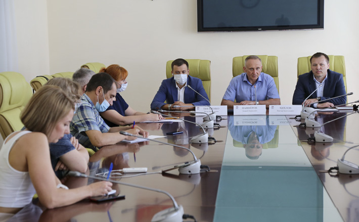 Депутаты-единороссы городского и областного уровней объединились для решения дорожных проблем в мегаполисе. Фото: Александр Грибакин