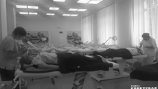 Ученицам по профессии «косметик-эстетик» показывают на моделях, как проводить процедуры по уходу за лицом. Фото: Тамара Юрченко