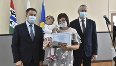Губернатор Андрей Травников вручил сертификаты на получение земельных участков для занятия садоводством семьям Колыванского района. Фото: nso.ru