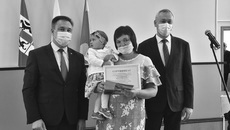 Губернатор Андрей Травников вручил сертификаты на получение земельных участков для занятия садоводством семьям Колыванского района. Фото: nso.ru