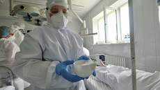 Врачи и медсестры инфекционного госпиталя на базе городской больницы Оби готовы оказать пациентам любую возможную помощь. Фото: nso.ru