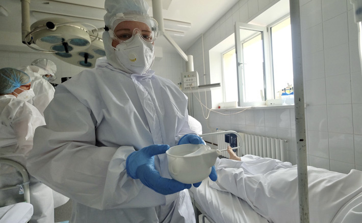 Врачи и медсестры инфекционного госпиталя на базе городской больницы Оби готовы оказать пациентам любую возможную помощь. Фото: nso.ru