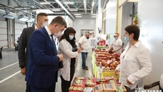 Руководство министерства внимательно ознакомилось с ассортиментом, представленным на празднике. Фото: Алексей Танюшин