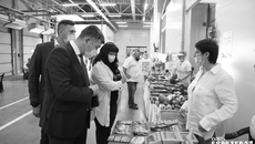 Руководство министерства внимательно ознакомилось с ассортиментом, представленным на празднике. Фото: Алексей Танюшин
