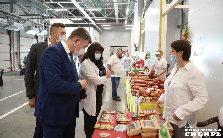 Руководство министерства внимательно ознакомилось с ассортиментом, представленным на празднике. Фото: Алексей Танюшин