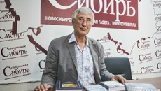 Сын писателя Сергей Ключников побывал в гостях у «Советской Сибири» и рассказал о творчестве своего отца Юрия Ключникова. Фото: Виктор Дмитриев