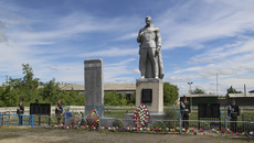 В 1996 году был возведен обелиск погибшим на войне сельчанам. После того как здесь появились памятные доски, он стал настоящим комплексом. Фото: mk.nso.ru