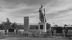 В 1996 году был возведен обелиск погибшим на войне сельчанам. После того как здесь появились памятные доски, он стал настоящим комплексом. Фото: mk.nso.ru