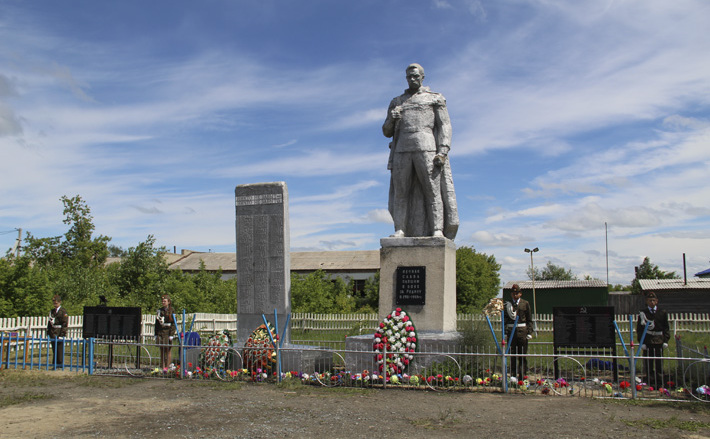 В 1996 году был возведен обелиск погибшим на войне сельчанам. После того как здесь появились памятные доски, он стал настоящим комплексом. Фото: mk.nso.ru