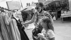 Многие новосибирцы пока только прицениваются, выбирают. Говорят, что нужно посмотреть на школьную одежду своего ребенка и подумать, какую необходимо обновить, а какую еще можно оставить. Фото: Михаил Афанасьев