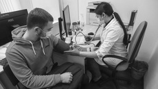 Врачи подчеркивают: снижение смертности от рака — результат массового охвата населения профосмотрами, которые позволяют выявить болезни на ранней стадии, обеспечить своевременное и современное лечение. Фото: архив ИД «Советская Сибирь»