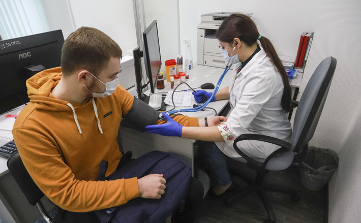 Врачи подчеркивают: снижение смертности от рака — результат массового охвата населения профосмотрами, которые позволяют выявить болезни на ранней стадии, обеспечить своевременное и современное лечение. Фото: архив ИД «Советская Сибирь»