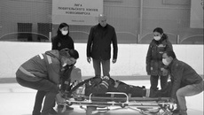 Новосибирск посетил Сергей Шереметьев – главный врач молодежного чемпионата мира по хоккею 2022–2023 гг. (МЧМ-2023). Под его руководством состоялись трехдневные тренировки медиков и волонтеров, которым предстоит обслуживать чемпионат. Навыки оказания экстренной медицинской помощи хоккеистам, пострадавшим во время матча, участники тренировок отрабатывали непосредственно на льду. Местом проведения занятий стала ледовая арена «Родник». В 2022 году пройдут еще два аналогичных тренинга – в апреле и в августе. С 15 декабря 2022 года, как планируется, медицинский штаб и все службы, принимающие участников международных соревнований, начнут полноценную работу. Фото: nso.ru