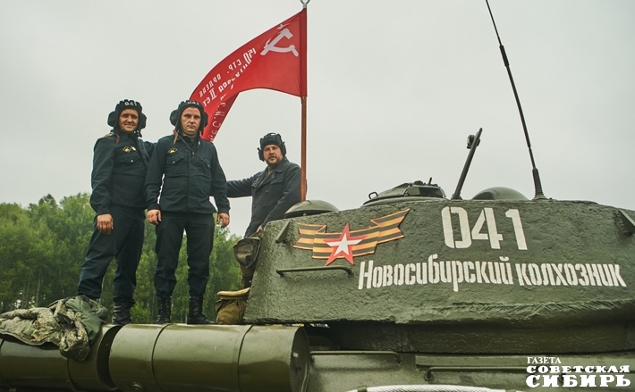 «Сибирский огонь» традиционно проводит АНО «Сибпатриотцентр» при поддержке регионального министерства культуры. В этот раз баталии развернулись наимасштабнейшие. Что и говорить, если приехал даже танк. Кстати, в этом году в показательных выступлениях фестиваля было задействовано свыше 30 единиц техники, предоставленной 41-й общевойсковой армией. Фото: Виктор Дмитриев