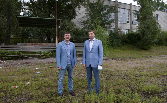 Единственное в Затоне спортивное сооружение реконструируется к новому хоккейному сезону. На снимке (справа налево): депутат ГД РФ Виктор Игнатов и депутат Совета депутатов города Новосибирска Александр Савельев на выездном совещании. Фото: Михаил Афанасьев 