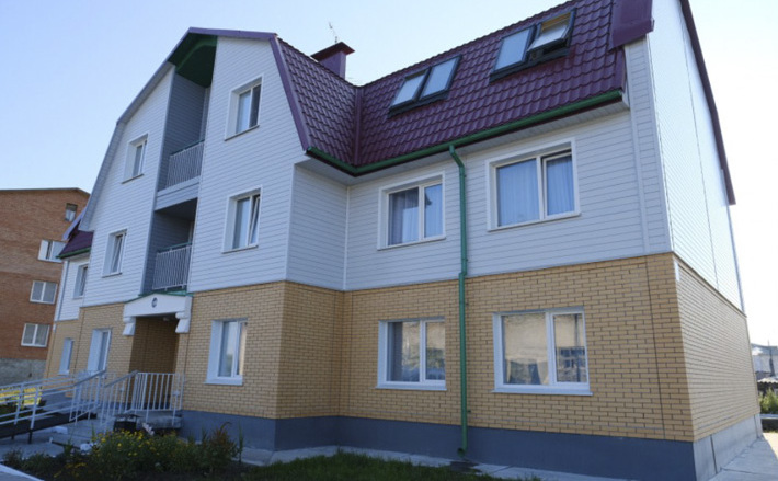 Дом для молодых специалистов в Чанах был построен в 2019 году в рамках исполнения наказов избирателей по региональной госпрограмме «Стимулирование развития жилищного строительства в Новосибирской области». В трехэтажном кирпичном здании 12 квартир. Рядом большая детская игровая площадка, автостоянка на 13 автомобилей. Квартиры в новом доме получили молодые учителя и врачи. Фото: zsnso.ru