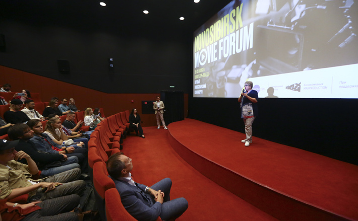 Кинофорум вызвал самый живой интерес у публики. Перед первым показом фильмов министр культуры Новосибирской области Наталья Ярославцева поприветствовала собравшихся в «Победе». / Фото: Виталий Волобуев