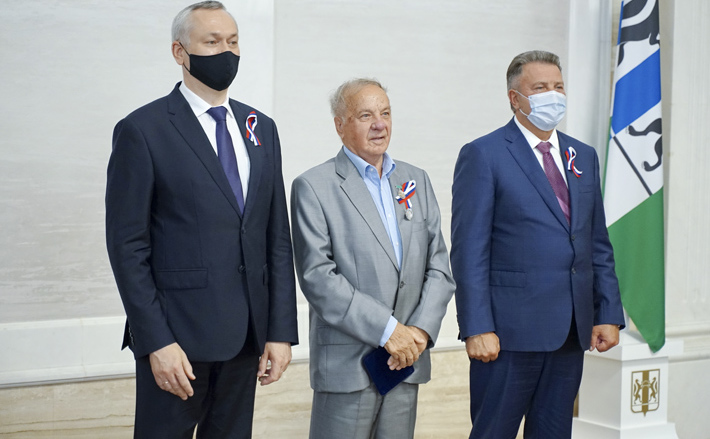 Среди награжденных — легендарный редактор «Советской Сибири» Геннадий Аверьянов. За заслуги в организации и развитии деятельности средств массовой информации и издательско-полиграфического комплекса, освещении актуальных общественно-политических и социально-экономических вопросов Геннадию Ивановичу присвоено почетное звание «Заслуженный работник средств массовой информации Новосибирской области». Напомним, Геннадий Аверьянов — ветеран труда, награжден орденом «Знак Почета», почетной грамотой Президента РФ, удостоен многих региональных наград, в том числе самых высших — знака отличия «За заслуги перед Новосибирской областью», медали Законодательного собрания «Общественное признание». Фото: Александр Грибакин