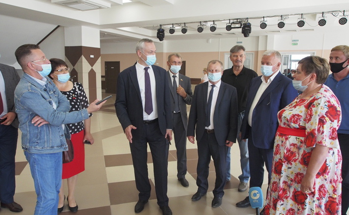 Начальник отдела культуры и молодежной политики Чистоозерного района Галина Кривова продемонстрировала губернатору будущие творческие площадки, а также выразила большое удовлетворение качеством и оснащением нового Дворца культуры. Фото: nso.ru