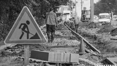 На нескольких улицах Новосибирска сейчас развернуты масштабные работы по национальному проекту «Безопасные и качественные дороги». Не только проезжая часть, но и тротуары станут идеальными. Фото: Виктор Дмитриев