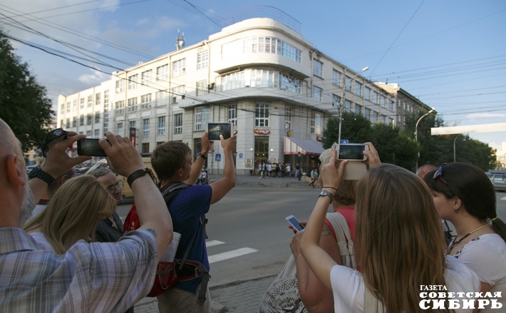 В Новосибирске с гостевыми маршрутами — историческими, гастрономическими, пляжными, культурными — все в порядке, но насколько о них информирован турист? Сможет ли он самостоятельно найти ближайшие ресторан, театр, экскурсию? Фото: архив ИД «Советская Сибирь»