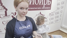 Процесс преображения продолжался в течение двух — двух с половиной часов. Сначала мастер постригла обозревателя под модный «пикси-бокс», затем нанесла на волосы оттеночный шампунь, и они немного засеребрились. В целом результатом остались довольны и Олеся, и ее «модель». Фото: Юлия Назаренко