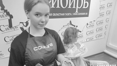 Процесс преображения продолжался в течение двух — двух с половиной часов. Сначала мастер постригла обозревателя под модный «пикси-бокс», затем нанесла на волосы оттеночный шампунь, и они немного засеребрились. В целом результатом остались довольны и Олеся, и ее «модель». Фото: Юлия Назаренко