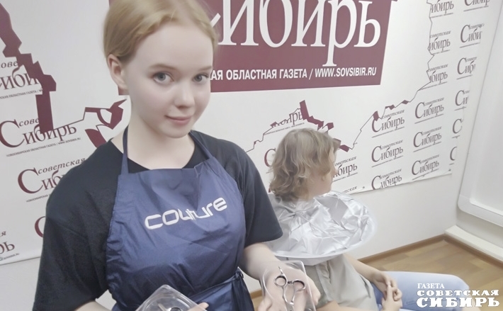 Процесс преображения продолжался в течение двух&nbsp;— двух с половиной часов. Сначала мастер постригла обозревателя под модный «пикси-бокс», затем нанесла на волосы оттеночный шампунь, и они немного засеребрились. В целом результатом остались довольны и Олеся, и ее «модель». Фото: Юлия Назаренко