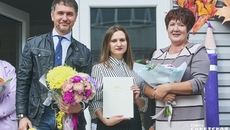 На празднике в школе № 64 на улице Чемской председатель горсовета Дмитрий Асанцев лично вручил благодарственное письмо учителю русского языка и литературы Карине Жабчиц, отметив высокий уровень ее профессионального мастерства. Фото: Виктор Дмитриев