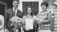 На празднике в школе № 64 на улице Чемской председатель горсовета Дмитрий Асанцев лично вручил благодарственное письмо учителю русского языка и литературы Карине Жабчиц, отметив высокий уровень ее профессионального мастерства. Фото: Виктор Дмитриев