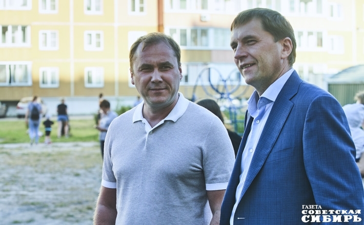 В открытии новой детской площадки участвовали депутаты разных уровней, объединенные стремлением сделать жизнь юных горожан более комфортной. На фото депутат горсовета Кирилл Покровский и депутат Госдумы РФ Виктор Игнатов. Фото: Виктор Дмитриев