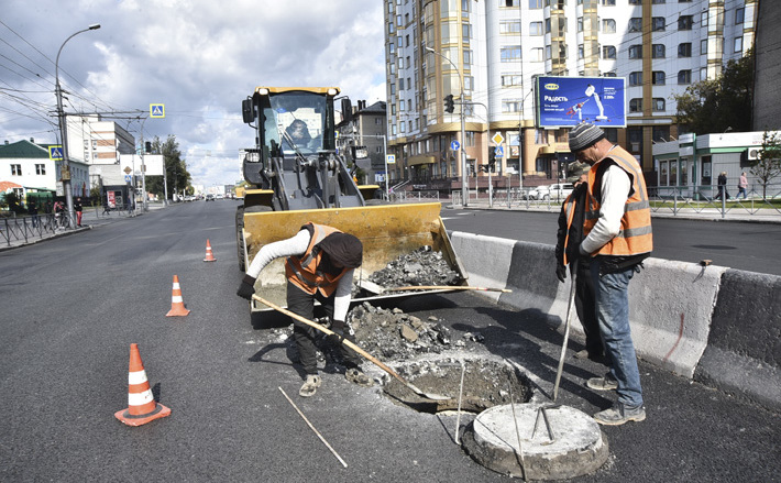 Во время посещения объектов глава региона акцентировал внимание на технологиях, применяемых при ремонте дорог в Новосибирске:
«Вы говорите о некоторых вещах как чуть ли не о новациях, открытиях сегодняшнего дня и тут же оговариваетесь: решениям — пять лет». Фото: nso.ru