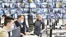 Все дни голосования центр общественного наблюдения работал круглосуточно. 67 человек трудились в две смены. Ночные дежурные следили за возможным движением вокруг сейф-пакетов. Видеонаблюдение, демонстрирующее действие здесь и сейчас, помогает убедиться в легитимности и прозрачности избирательной кампании: общественное наблюдение играет важную роль, независимый наблюдатель оценивает события, которые могут происходить на избирательном участке, дает им соответствующую правовую оценку. Фото: Виктор Дмитриев