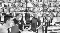 Все дни голосования центр общественного наблюдения работал круглосуточно. 67 человек трудились в две смены. Ночные дежурные следили за возможным движением вокруг сейф-пакетов. Видеонаблюдение, демонстрирующее действие здесь и сейчас, помогает убедиться в легитимности и прозрачности избирательной кампании: общественное наблюдение играет важную роль, независимый наблюдатель оценивает события, которые могут происходить на избирательном участке, дает им соответствующую правовую оценку. Фото: Виктор Дмитриев