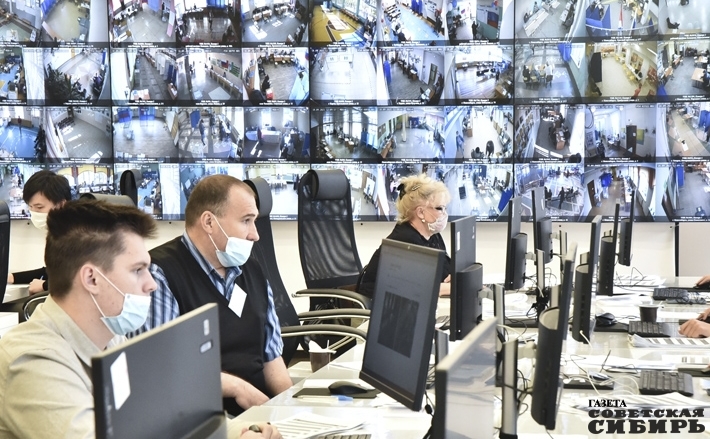 Все дни голосования центр общественного наблюдения работал круглосуточно. 67 человек трудились в две смены. Ночные дежурные следили за возможным движением вокруг сейф-пакетов. Видеонаблюдение, демонстрирующее действие здесь и сейчас, помогает убедиться в легитимности и прозрачности избирательной кампании: общественное наблюдение играет важную роль, независимый наблюдатель оценивает события, которые могут происходить на избирательном участке, дает им соответствующую правовую оценку. Фото: Виктор Дмитриев