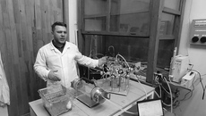 По словам старшего научного сотрудника Института химической кинетики и горения СО РАН доктора биологических наук Сергея Анькова, ученые разработали способ доставки лекарственных препаратов непосредственно в легкие, что позволяет в десять тысяч раз снизить дозу препарата. Фото: nso.ru