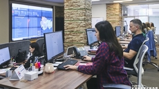 Центр управления регионом начал работу в Новосибирской области 26 ноября 2020 года. Подать обращение можно через сервис «Гос­услуги. Решаем вместе» на портале гос­услуг, с помощью мобильного приложения и специальных виджетов на сайтах государственных органов власти и местного самоуправления. Также жители могут обратиться в органы власти через социальные сети. Для этого нужно написать комментарий на странице органов власти в соцсетях или в популярных городских пабликах. Фото: Виктор Дмитриев