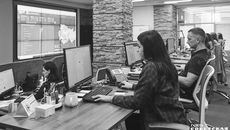 Центр управления регионом начал работу в Новосибирской области 26 ноября 2020 года. Подать обращение можно через сервис «Гос­услуги. Решаем вместе» на портале гос­услуг, с помощью мобильного приложения и специальных виджетов на сайтах государственных органов власти и местного самоуправления. Также жители могут обратиться в органы власти через социальные сети. Для этого нужно написать комментарий на странице органов власти в соцсетях или в популярных городских пабликах. Фото: Виктор Дмитриев