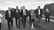 Во время рабочего визита в Здвинский район губернатор Новосибирской области Андрей Травников высоко оценил современные технологии, применяемые при ремонте трассы Довольное — Здвинск. Фото: nso.ru